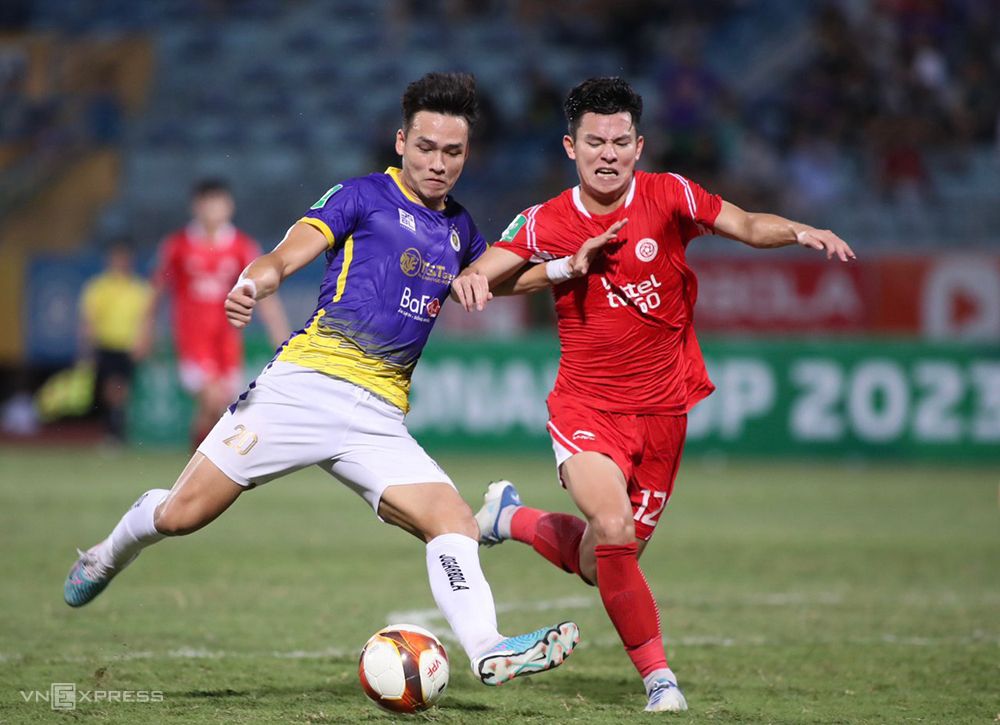 gia-nhap-doi-thu-canh-tranh-truc-tiep-voi-clb-ha-noi-bui-hoang-viet-anh-bi-noi-la-ke-phan-boi