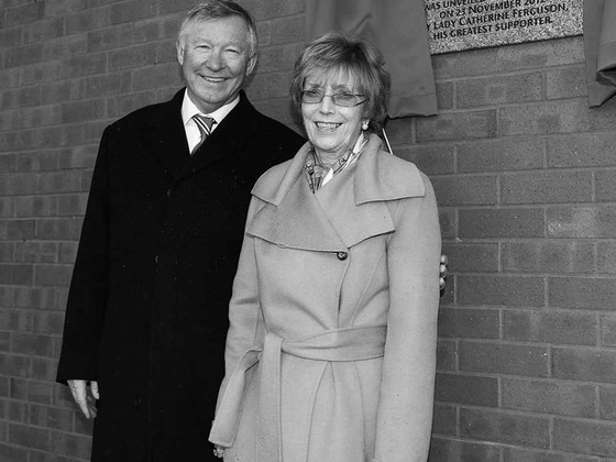 vo-sir-alex-ferguson-qua-doi-cau-thu-man-united-lam-dieu-dac-biet-bay-to-su-thuong-tiec