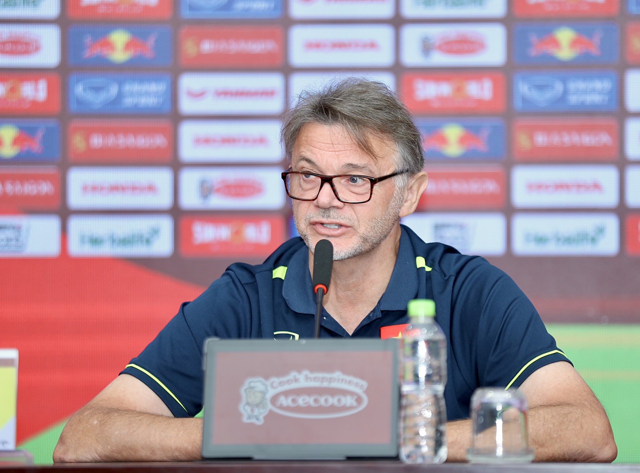 hlv-troussier-toi-khong-chon-cau-thu-boi-ten-tuoi-hay-danh-tieng-qk-ai-co-nang-luc-nguoi-do-duoc-ra-san
