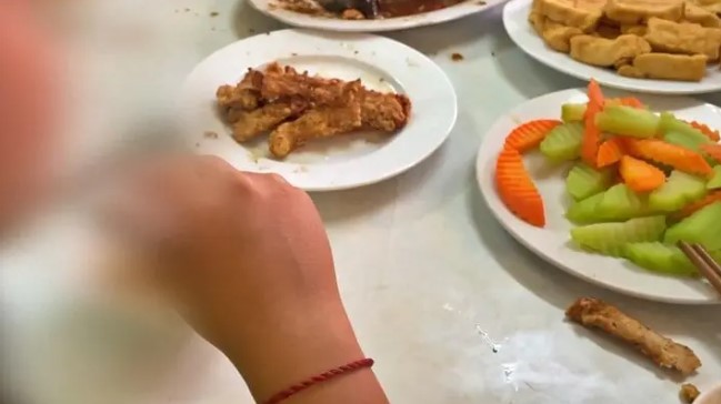 lum-xum-bua-an-khong-du-no-cua-tuyen-bong-ban-truong-phong-va-nv-chi-bi-khien-trach