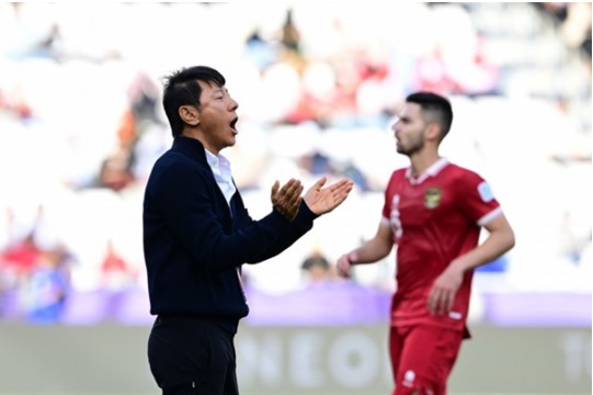 bi-loai-khoi-asian-cup-hlv-shin-buc-xuc-trut-con-gian-len-dt-viet-nam